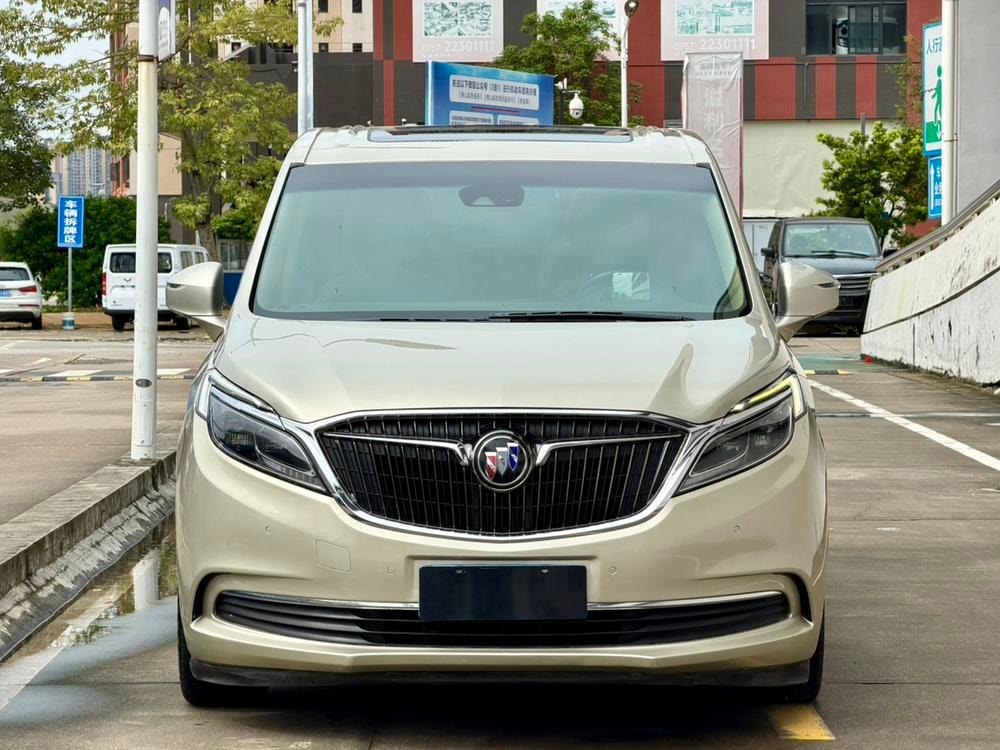 Buick GL8 2017 — фото автомобиля 1