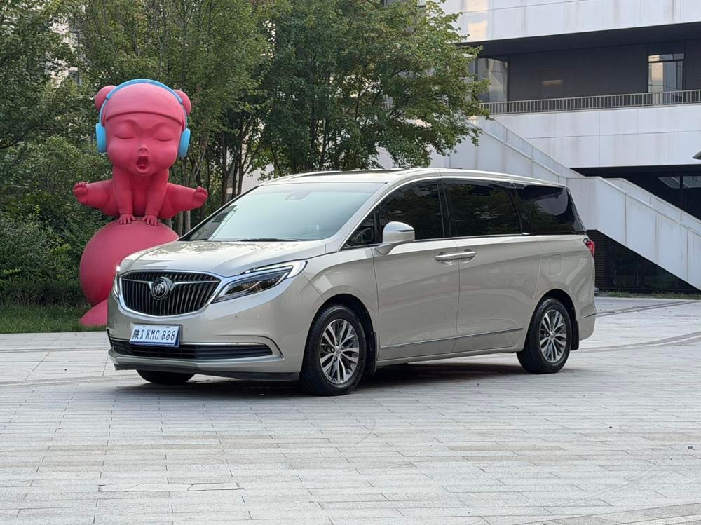 Buick GL8 2017 — фото автомобиля 1