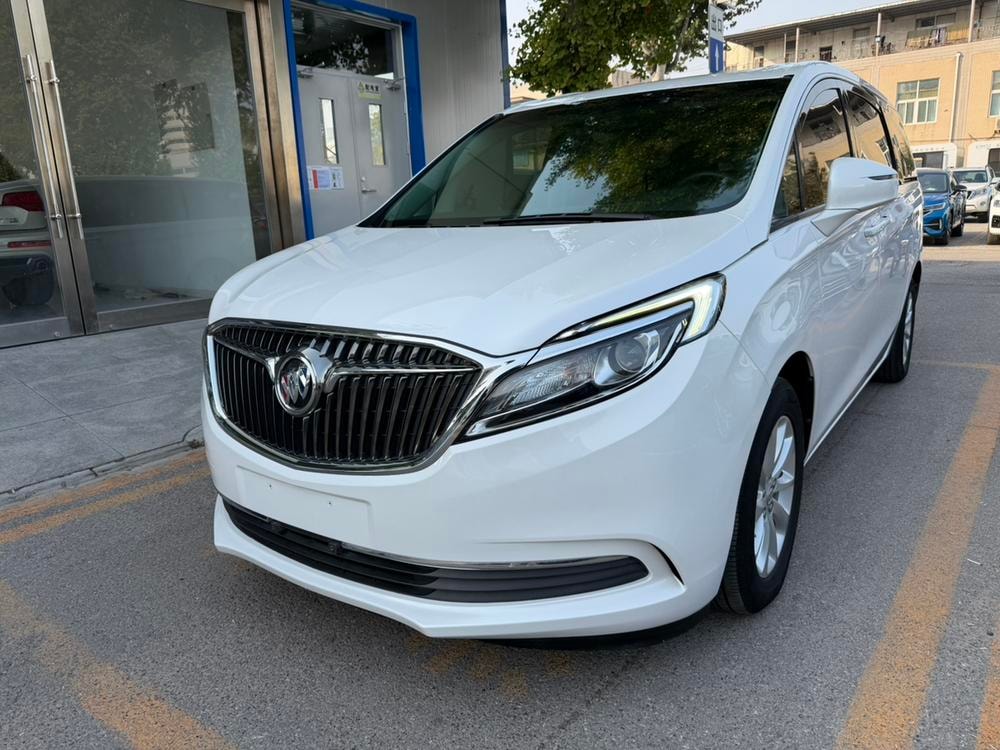 Buick GL8 2017 — фото автомобиля 1