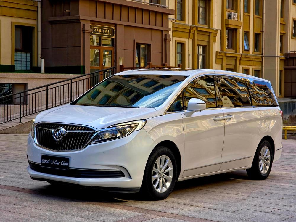 Buick GL8 2018 — фото автомобиля 1