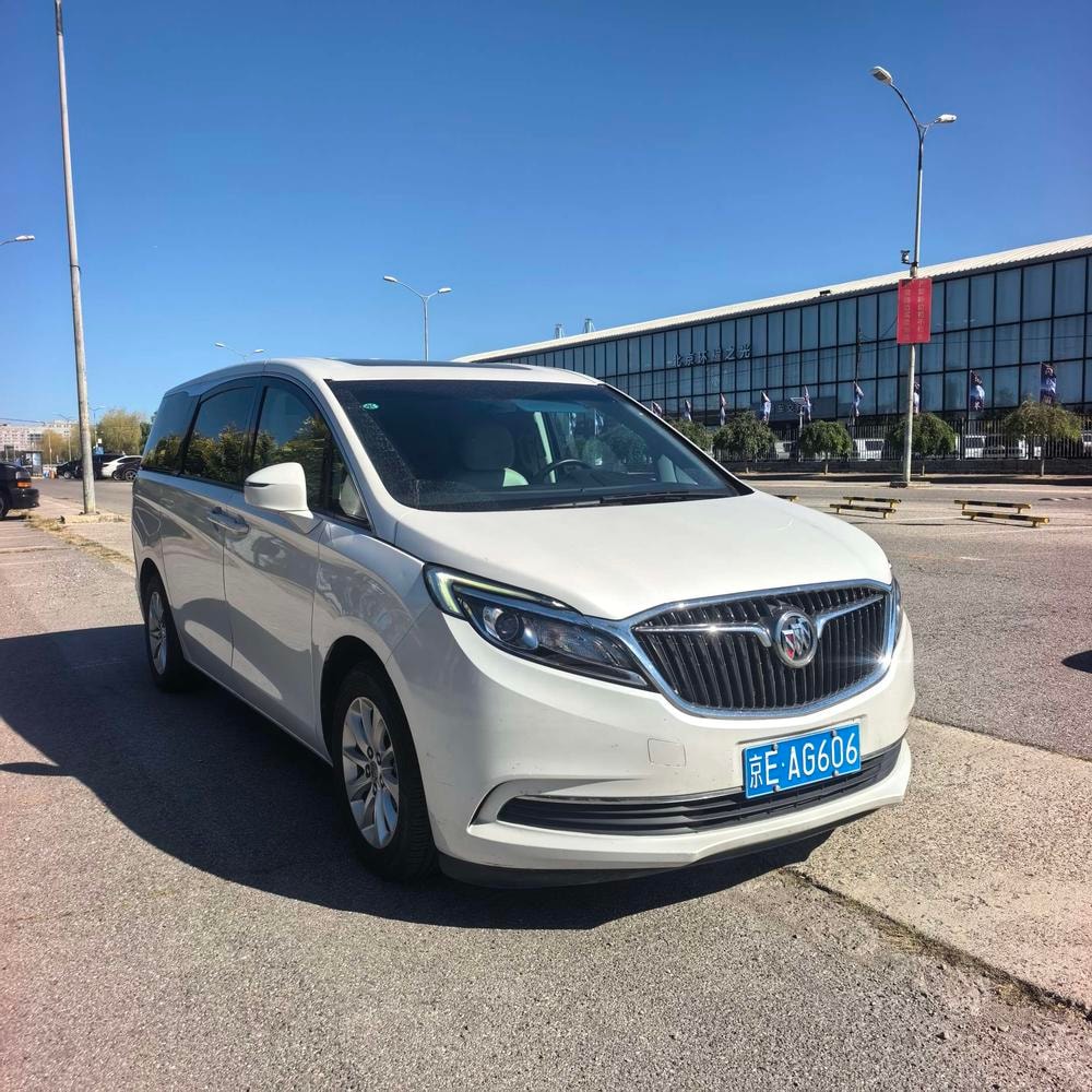 Buick GL8 2017 — фото автомобиля 1