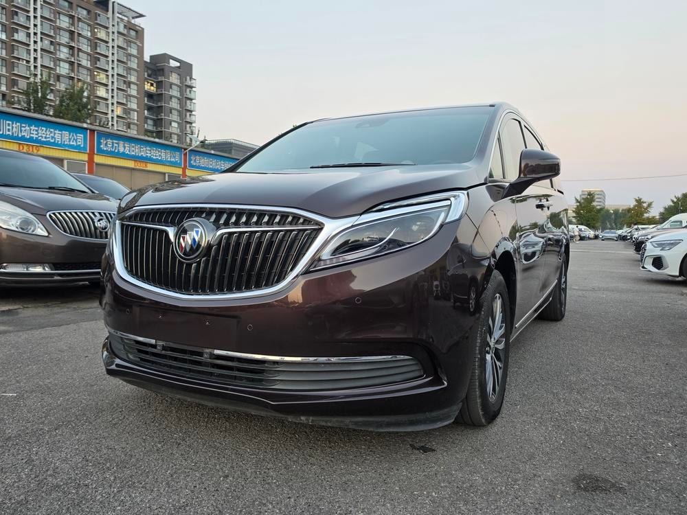 Buick GL8 2017 — фото автомобиля 1