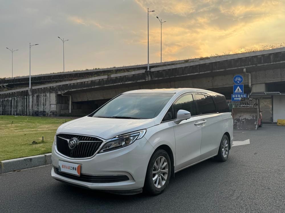 Buick GL8 2018 — фото автомобиля 1
