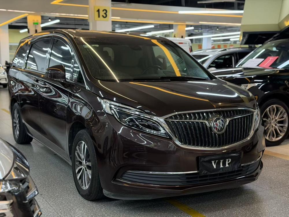 Buick GL8 2017 — фото автомобиля 1