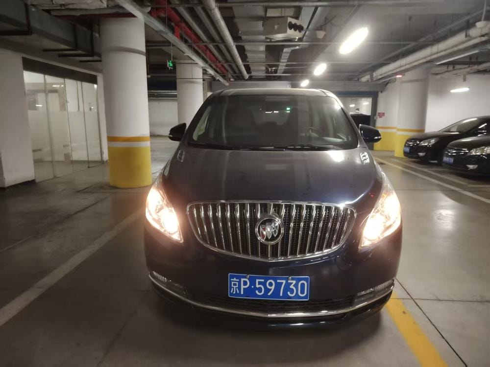 Buick GL8 2015 — фото автомобиля 1
