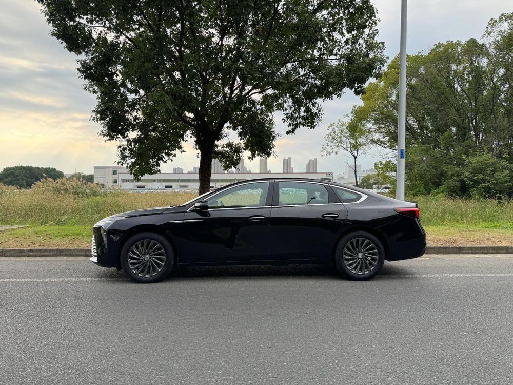 Buick LaCrosse 2025 — фото автомобиля