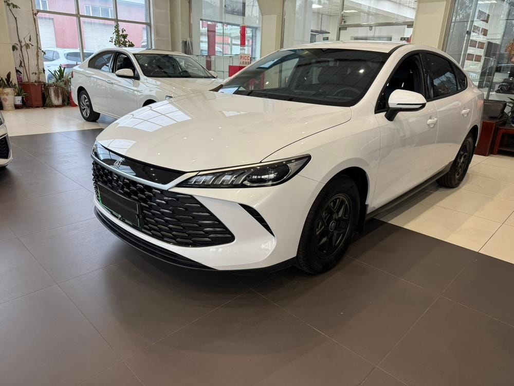 BYD Qin PLUS DM 2025 — фото автомобиля 1