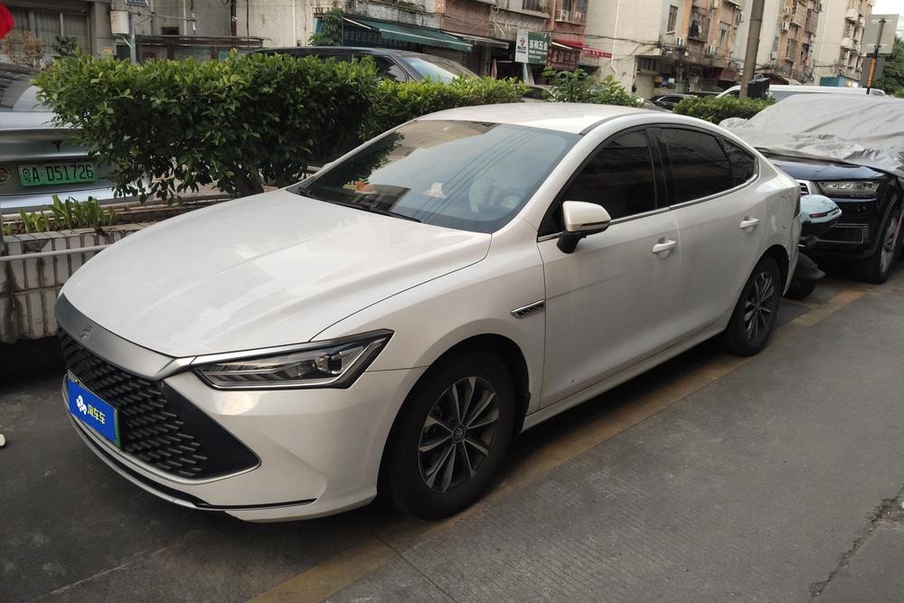 BYD Qin PLUS DM 2023 — фото автомобиля