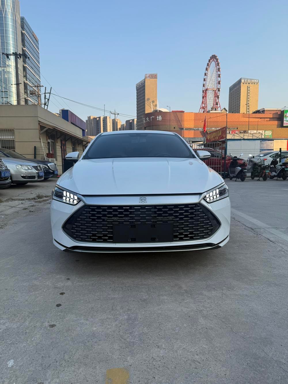 BYD Qin PLUS DM 2023 — фото автомобиля 1