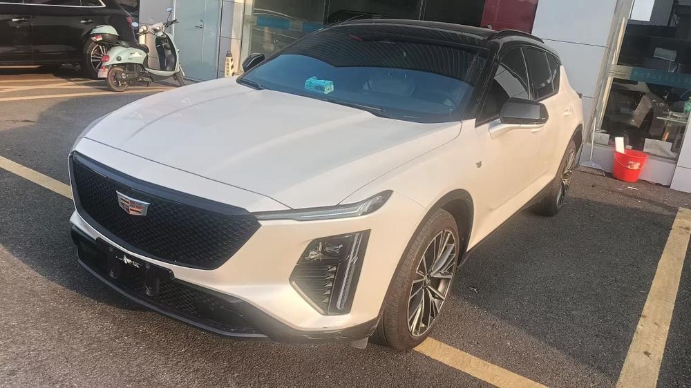 Cadillac GT4 2023 — фото автомобиля