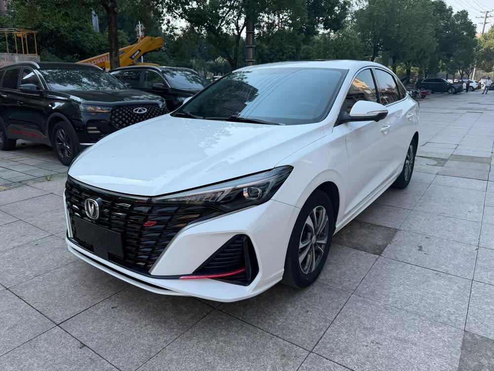 Changan Eado 2023 — фото автомобиля 1