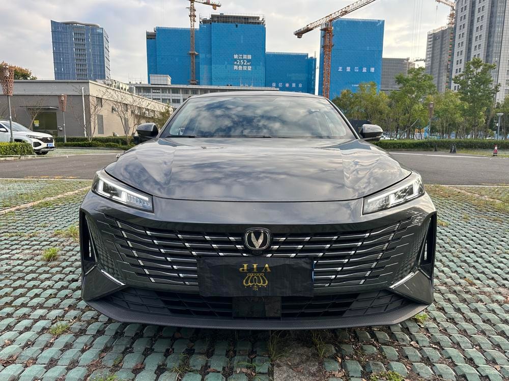 Changan Eado 2025 — фото автомобиля 1
