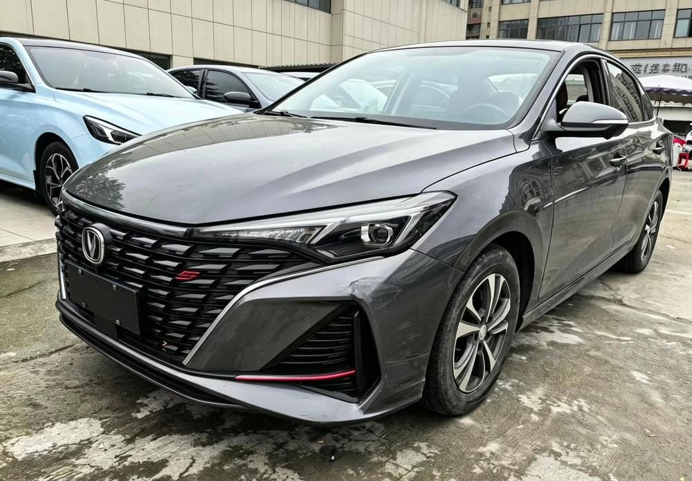 Changan Eado 2022 — фото автомобиля 1