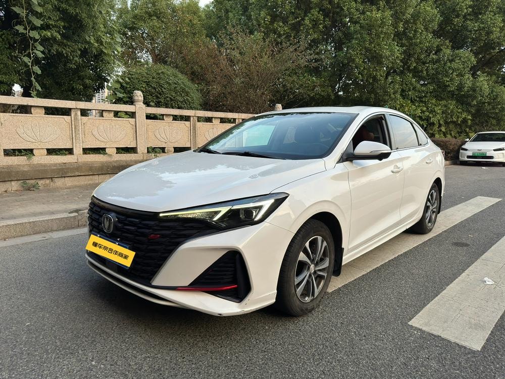 Changan Eado 2023 — фото автомобиля 1