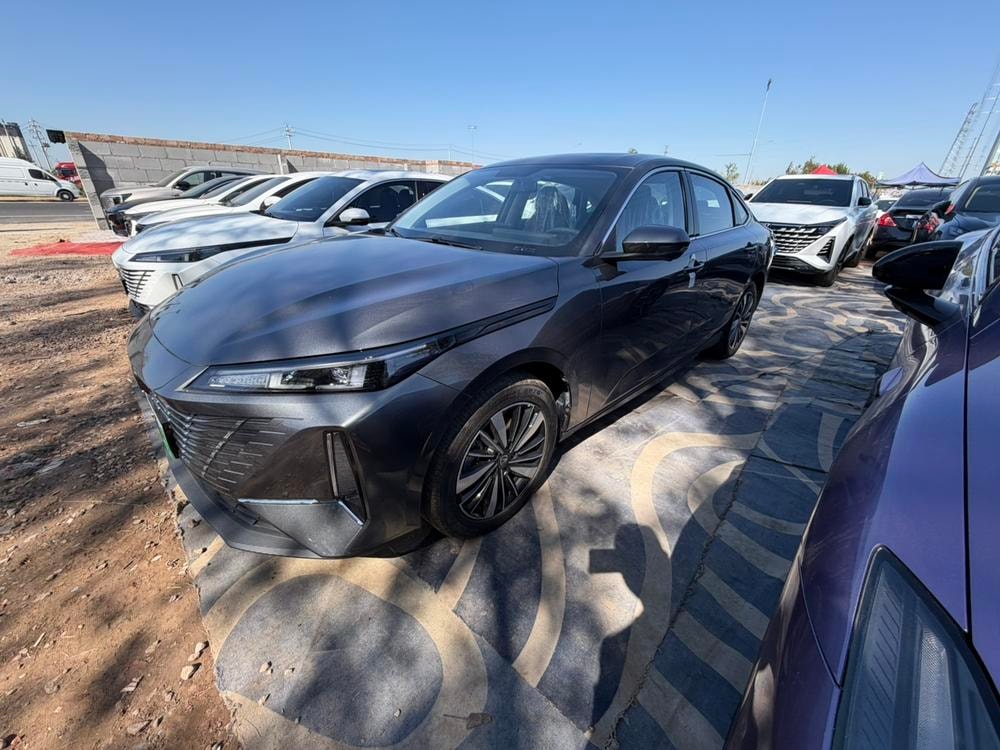 Changan Eado PHEV 2025 — фото автомобиля 1