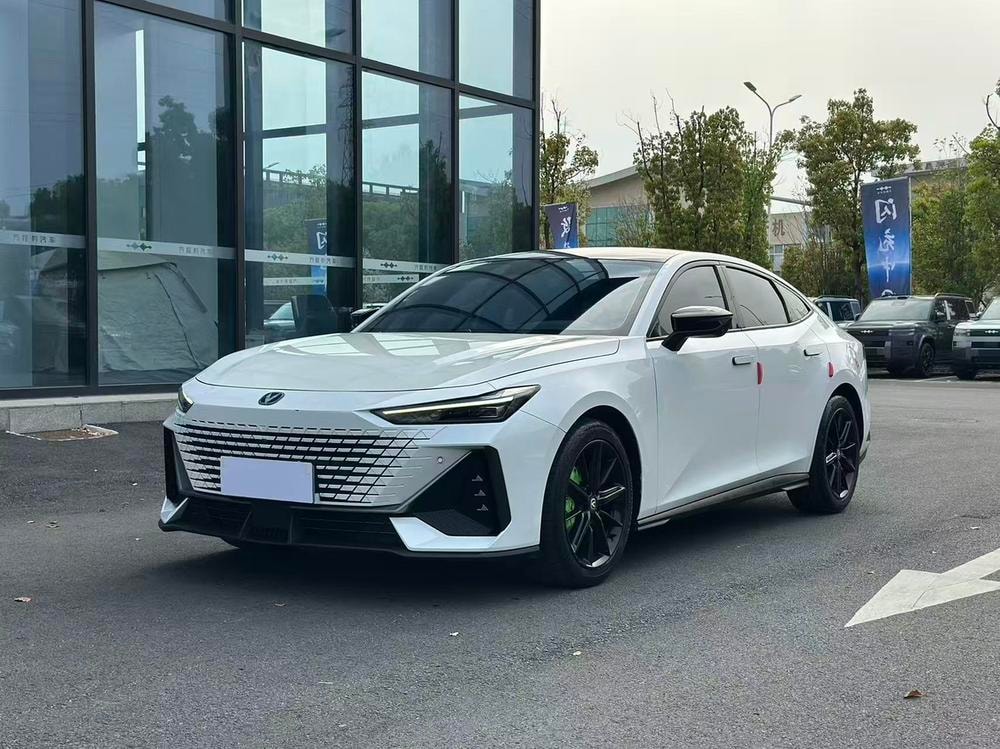 Changan UNI-V 2022 — фото автомобиля 1