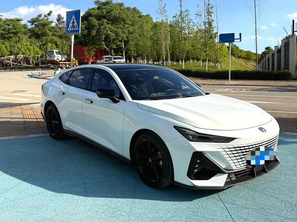 Changan UNI-V 2022 — фото автомобиля