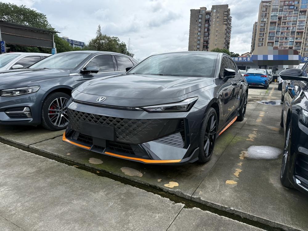 Changan UNI-V 2024 — фото автомобиля