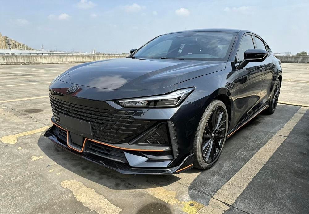 Changan UNI-V 2023 — фото автомобиля 1