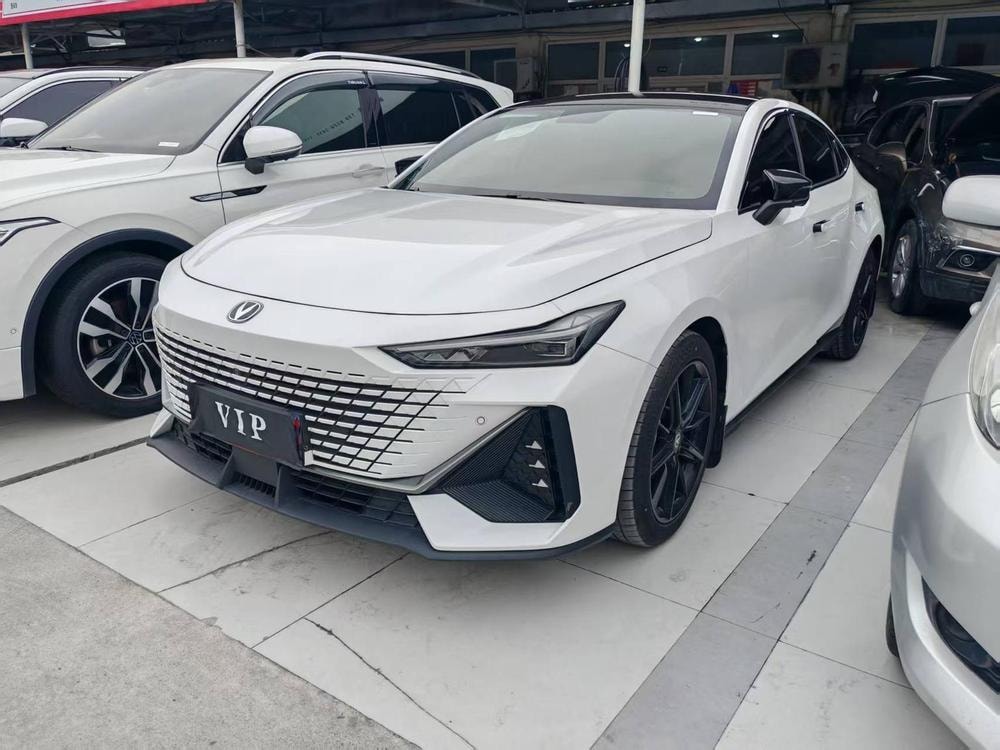Changan UNI-V 2022 — фото автомобиля 1