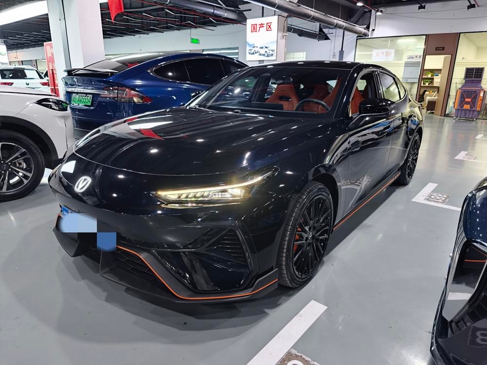 Changan UNI-V 2025 — фото автомобиля 1