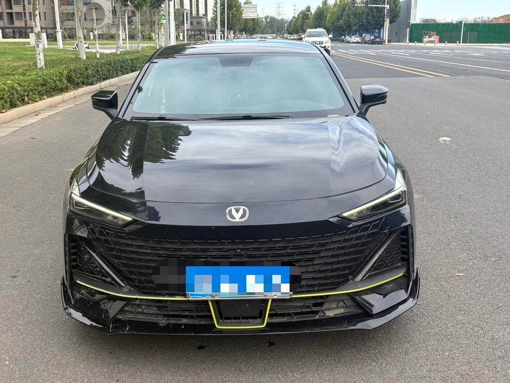 Changan UNI-V 2023 — фото автомобиля