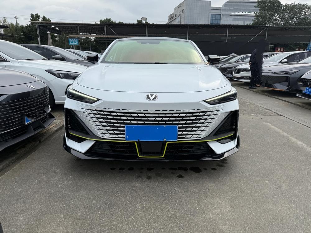 Changan UNI-V 2022 — фото автомобиля