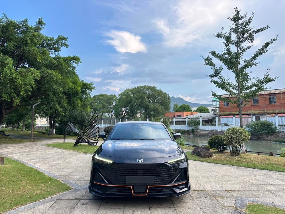 Changan UNI-V 2023 — фото автомобиля 1