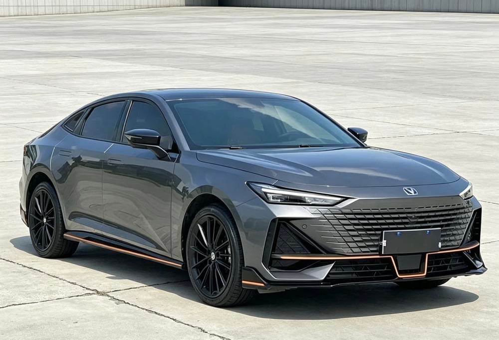 Changan UNI-V 2023 — фото автомобиля 1