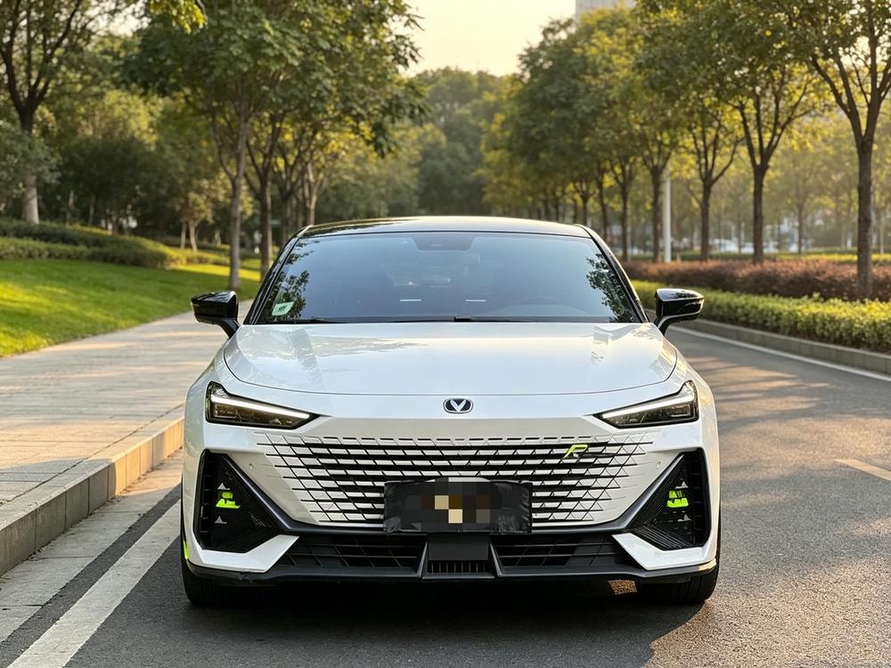 Changan UNI-V 2022 — фото автомобиля