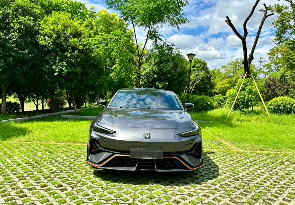 Changan UNI-V 2025 — фото автомобиля 1