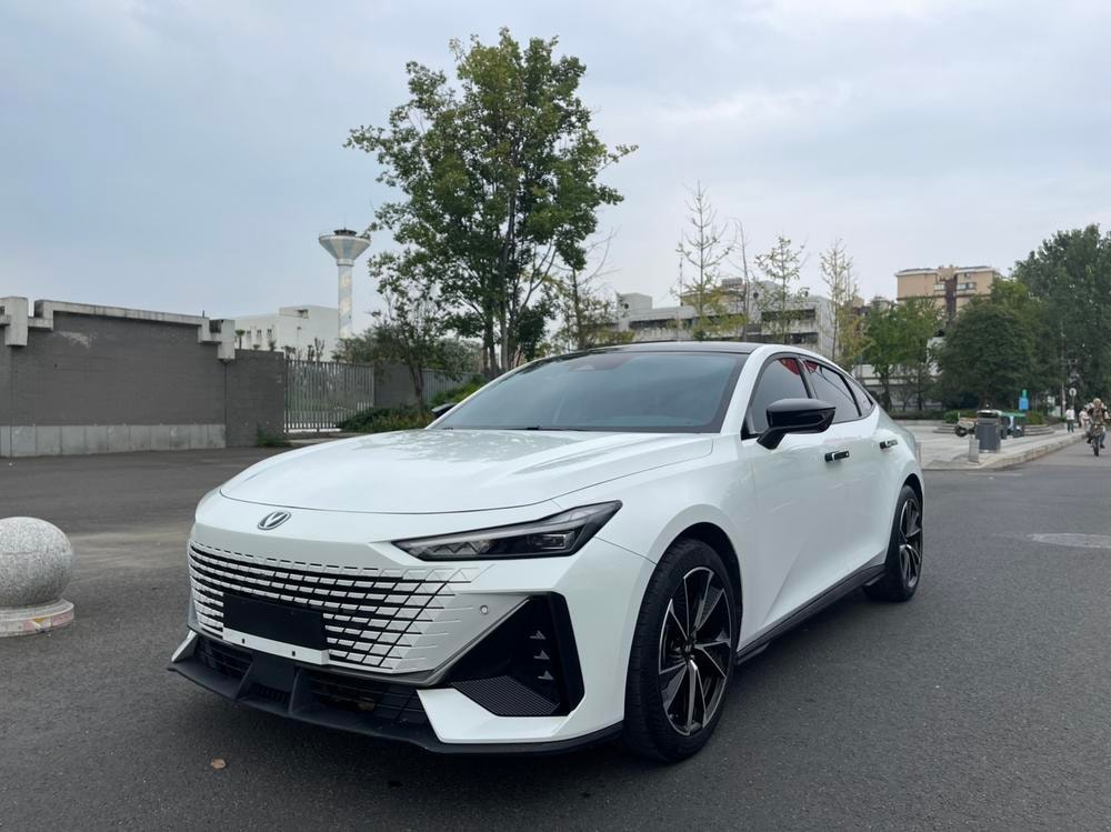Changan UNI-V 2023 — фото автомобиля 1
