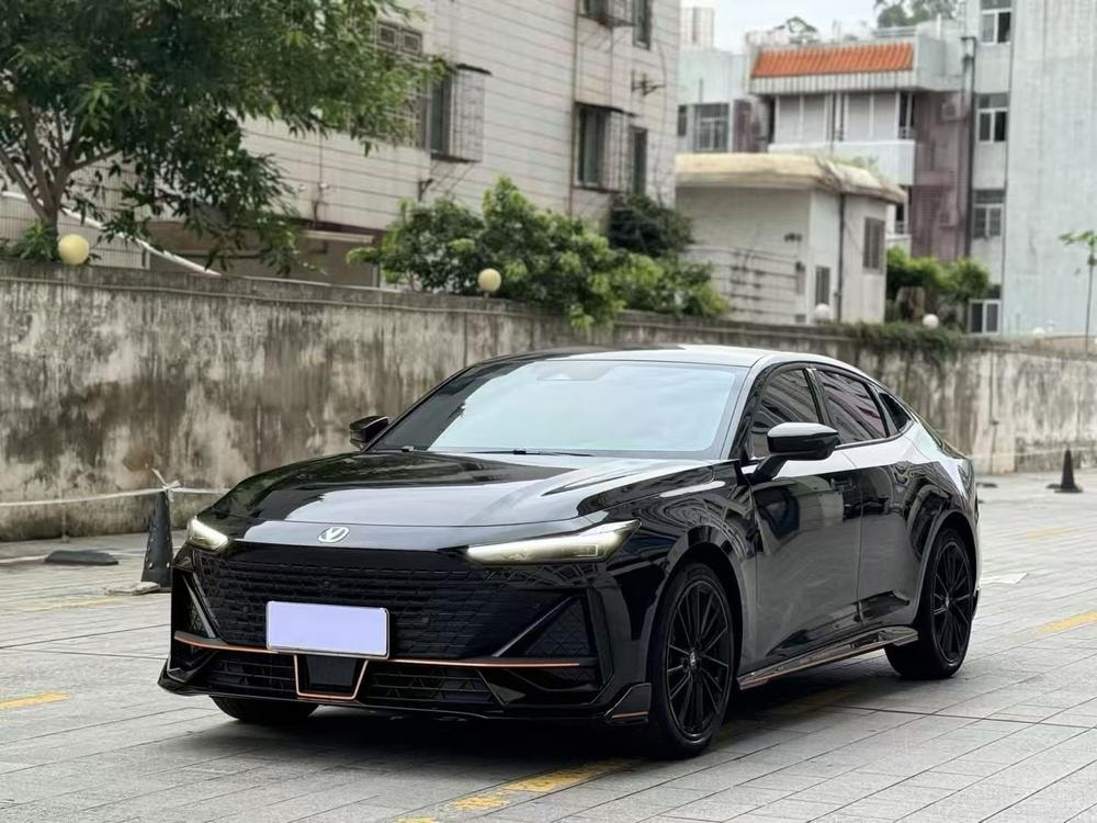 Changan UNI-V 2023 — фото автомобиля 1
