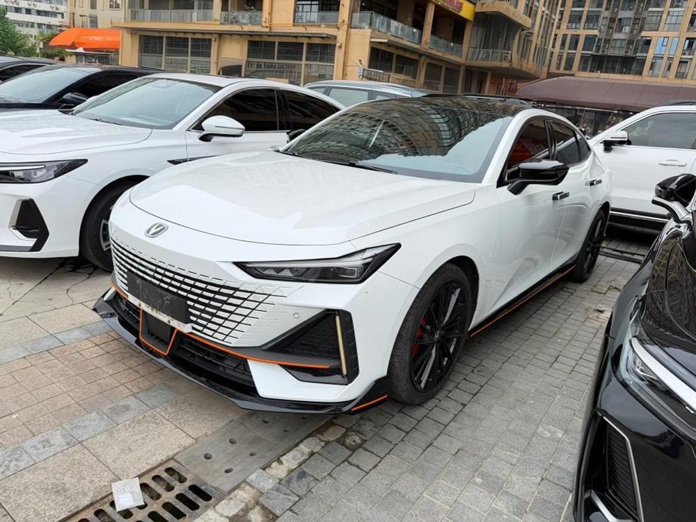 Changan UNI-V 2023 — фото автомобиля