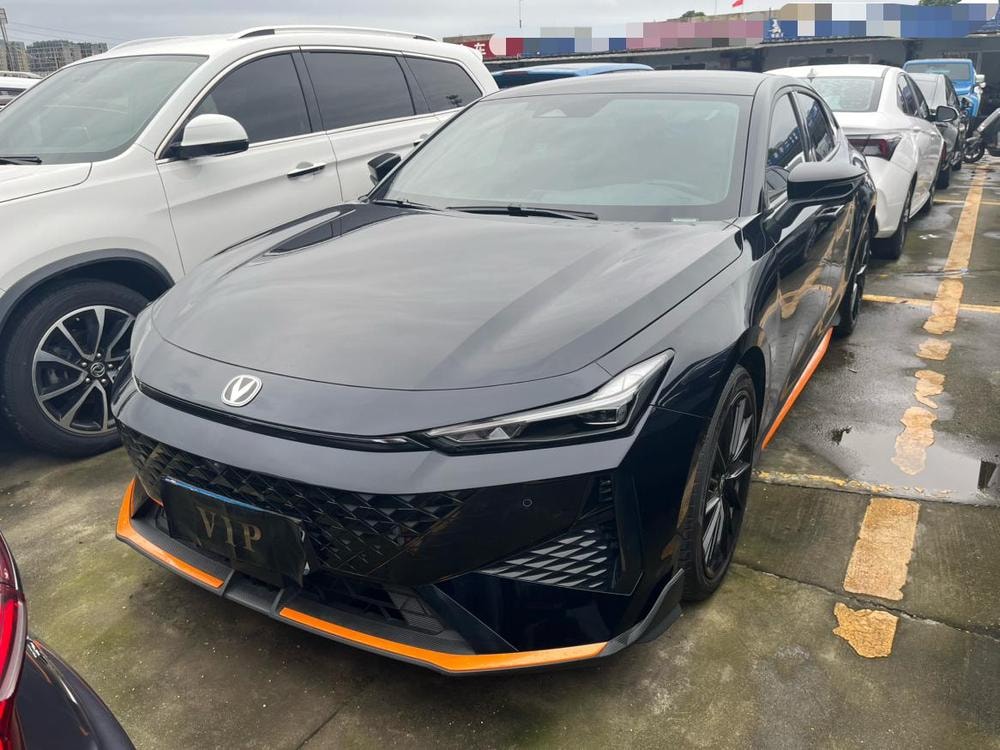 Changan UNI-V 2024 — фото автомобиля 1