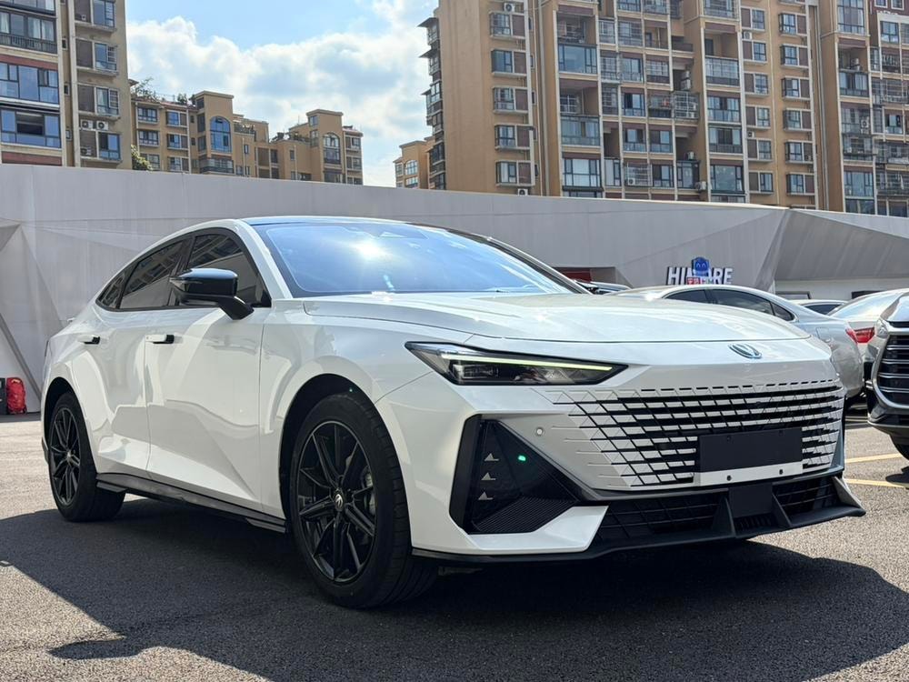 Changan UNI-V 2023 — фото автомобиля 1