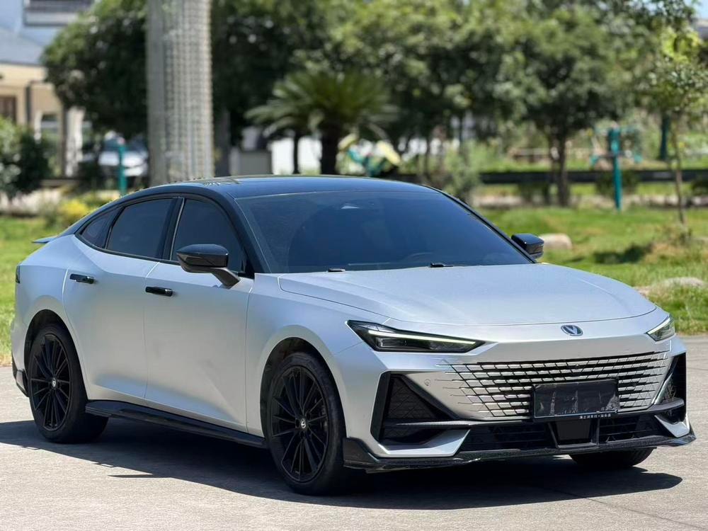 Changan UNI-V 2023 — фото автомобиля