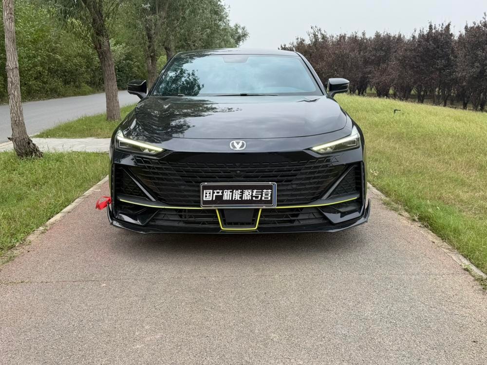 Changan UNI-V 2023 — фото автомобиля