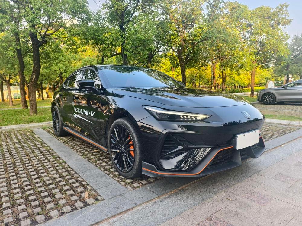 Changan UNI-V 2025 — фото автомобиля 1