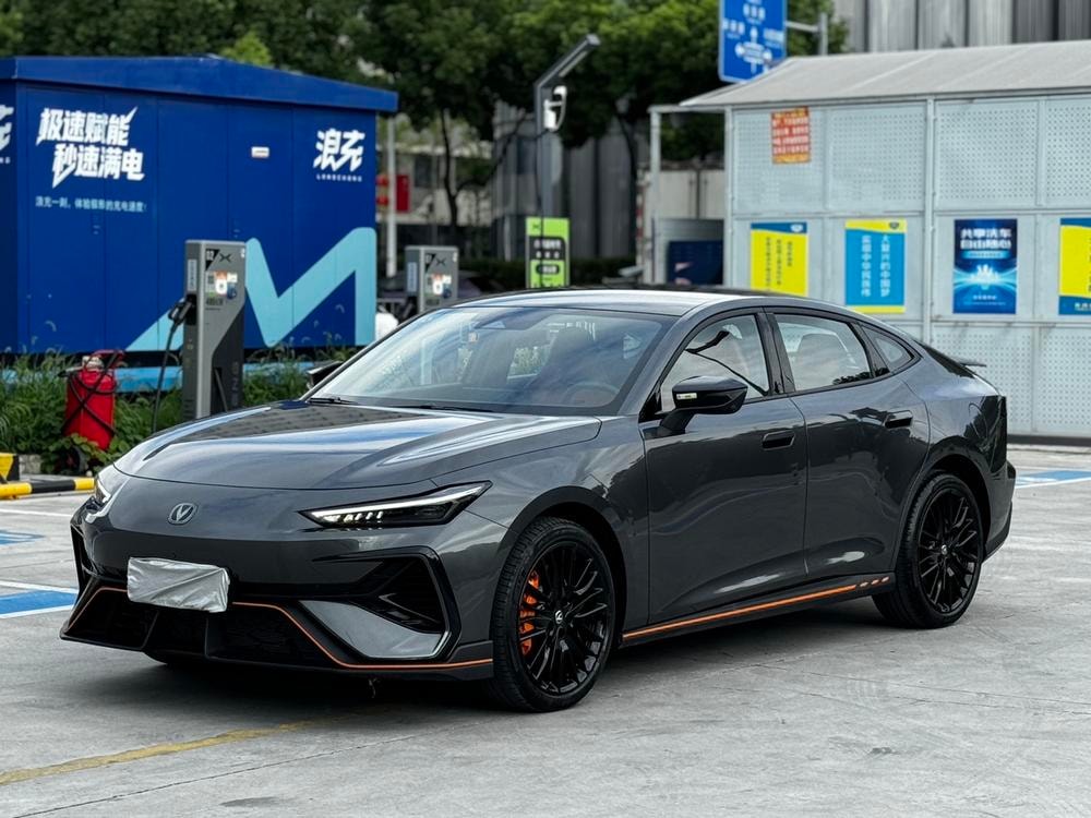 Changan UNI-V 2025 — фото автомобиля