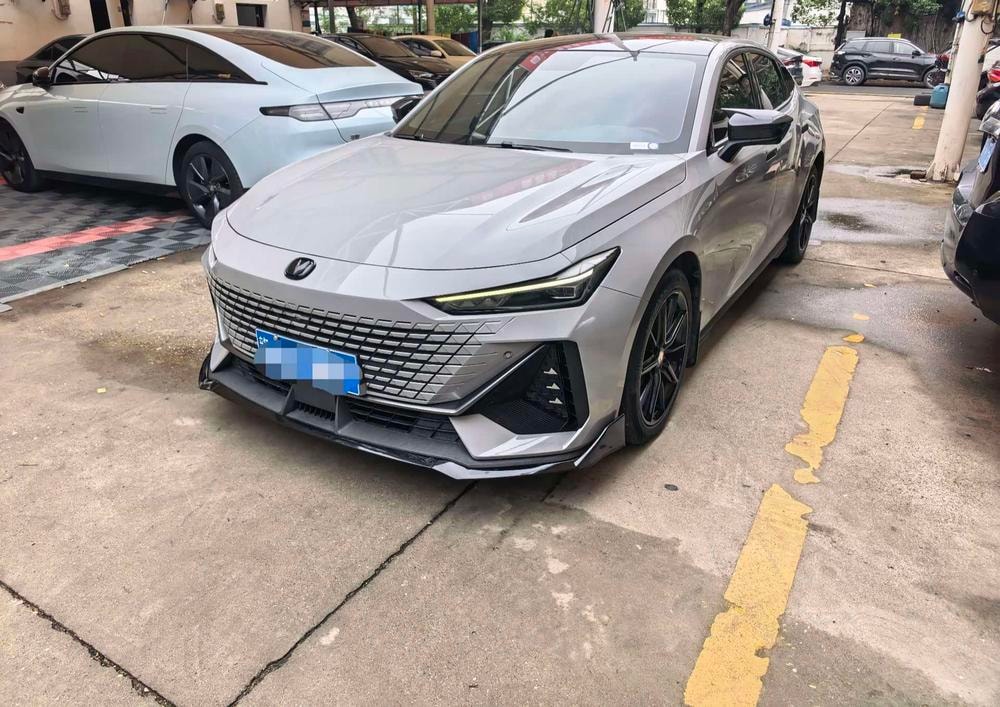 Changan UNI-V 2022 — фото автомобиля 1