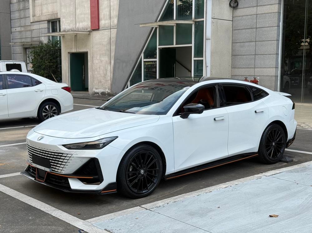 Changan UNI-V 2023 — фото автомобиля