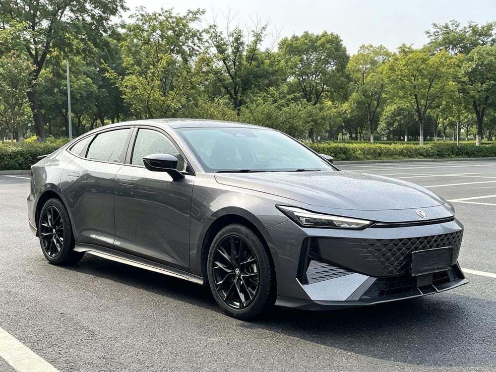 Changan UNI-V 2023 — фото автомобиля 1