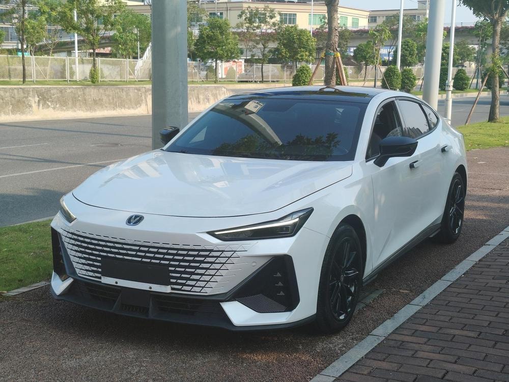 Changan UNI-V 2023 — фото автомобиля 1