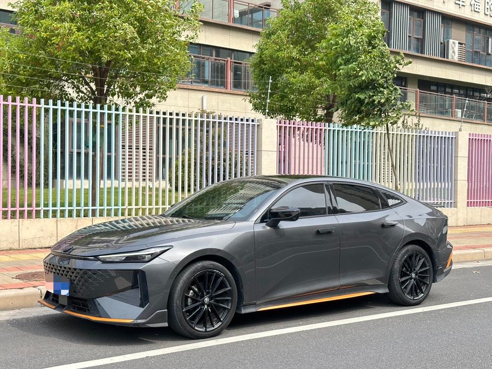 Changan UNI-V 2025 — фото автомобиля 1