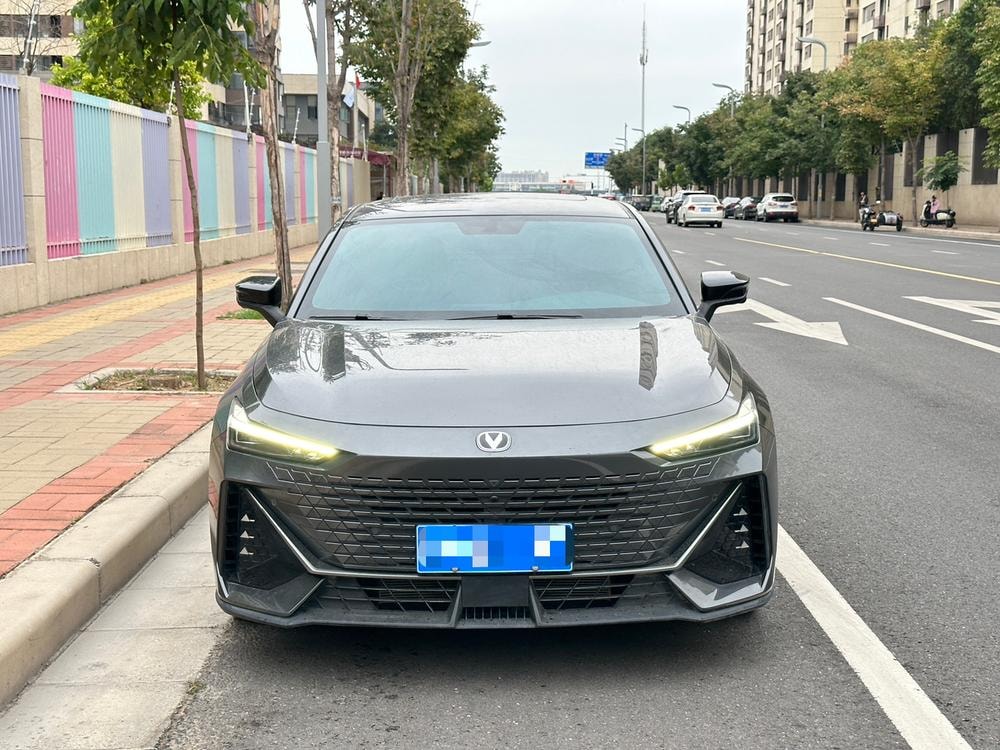 Changan UNI-V 2023 — фото автомобиля