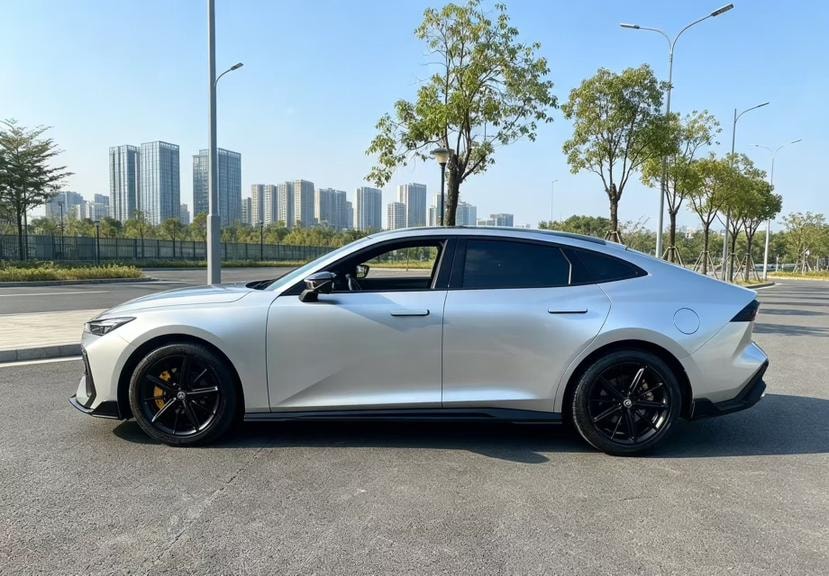 Changan UNI-V 2022 — фото автомобиля 1