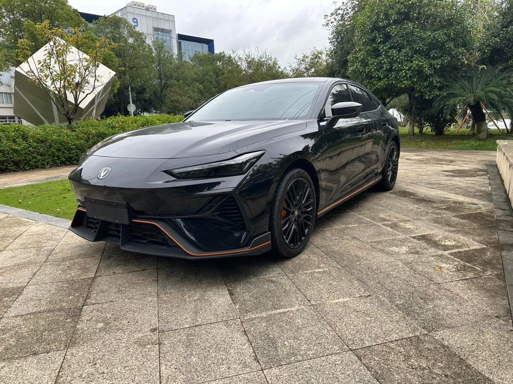 Changan UNI-V 2025 — фото автомобиля 1