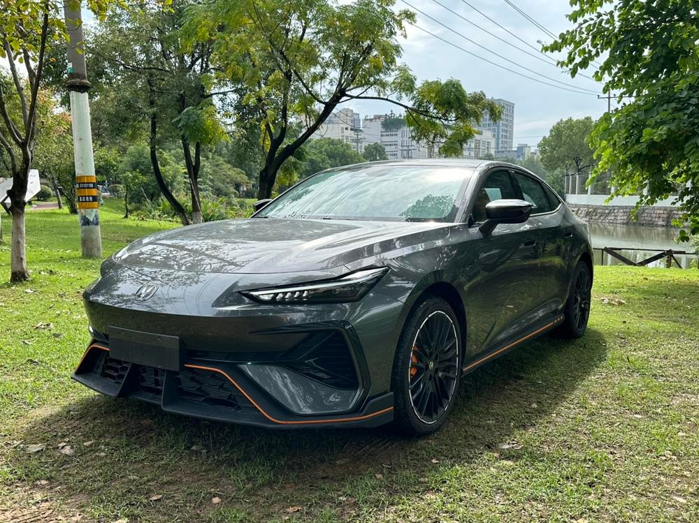 Changan UNI-V 2025 — фото автомобиля 1