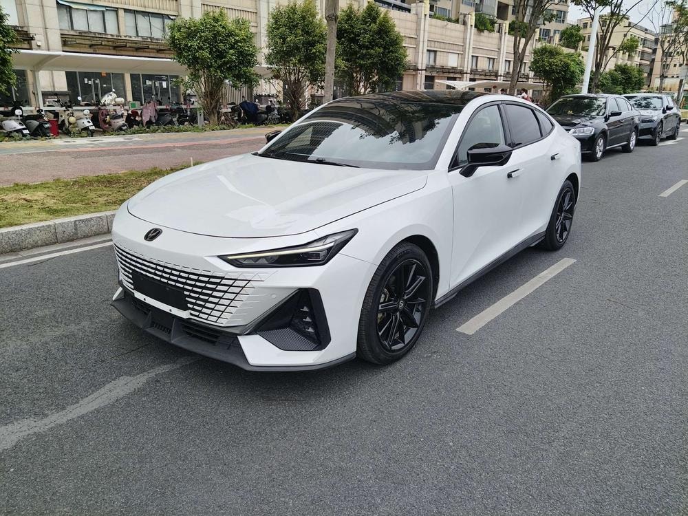 Changan UNI-V 2022 — фото автомобиля